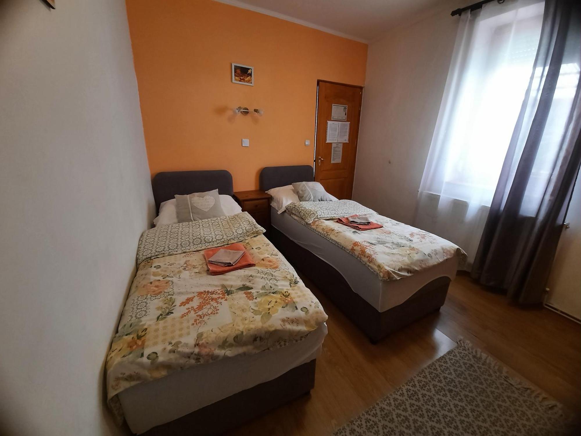 Kis Rigo Vendeghaz Hotel Salgótarján Eksteriør billede